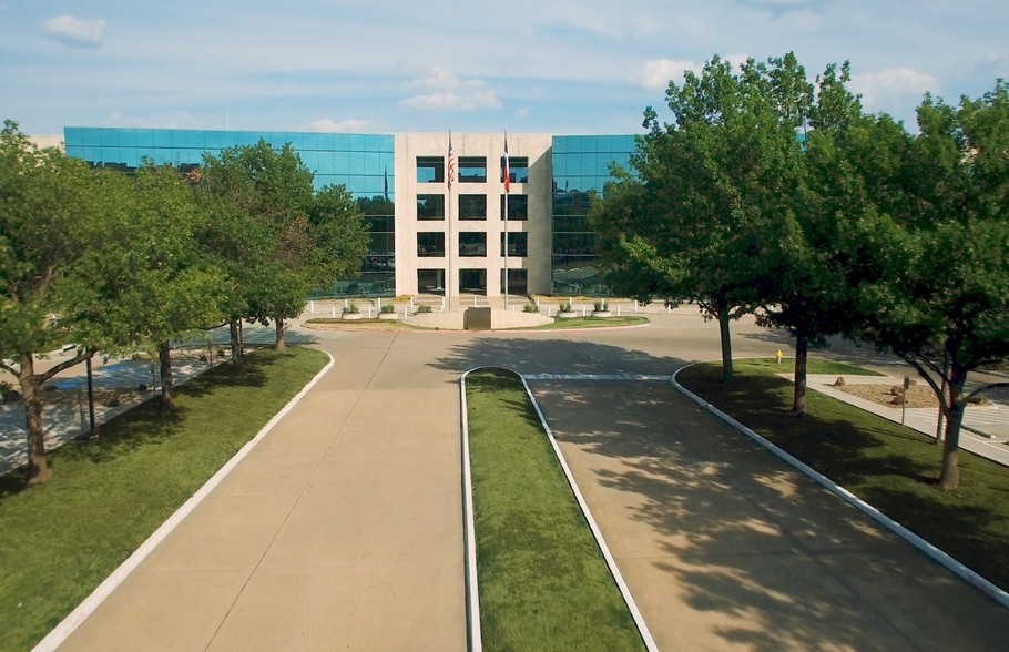 2400 N Glenville Dr, Richardson, TX à louer - Photo de l’immeuble – Image 2 sur 22
