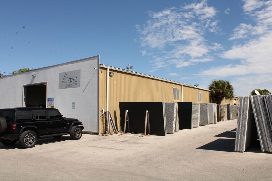 4599 Fowler St, Fort Myers, FL à vendre - Photo de l’immeuble – Image 2 sur 4