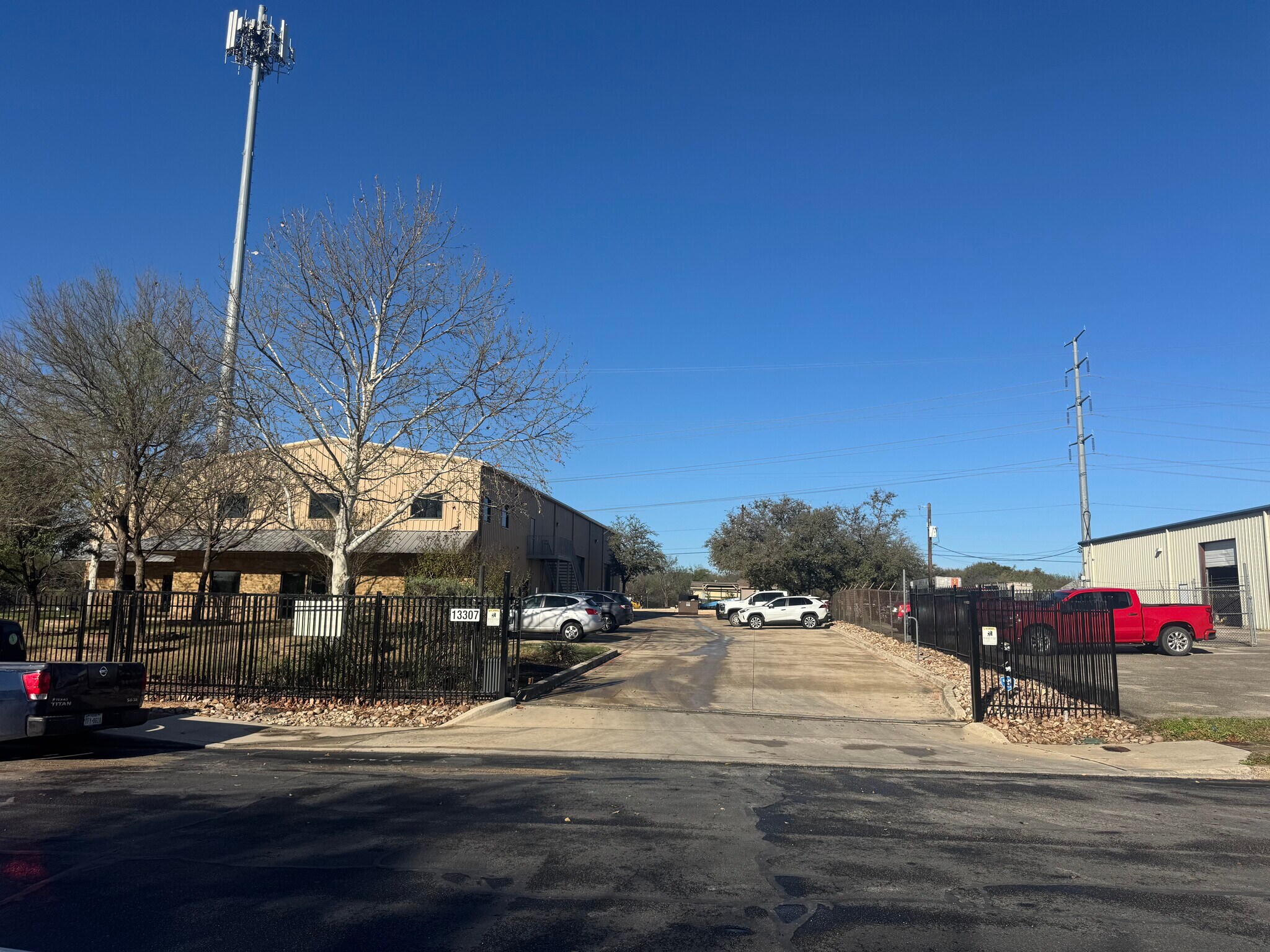 13307 Western Oak Dr, Helotes, TX à louer Photo principale– Image 1 sur 12