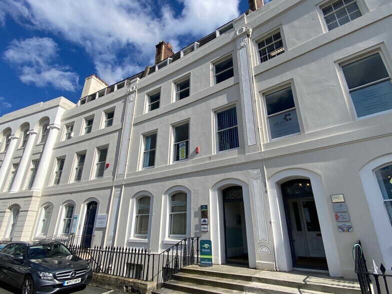 3 The Crescent, Plymouth à vendre - Photo principale – Image 1 sur 1