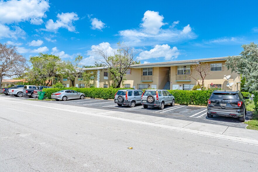7523-7525 NW 44th Ct, Coral Springs, FL à vendre - Photo de l’immeuble – Image 2 sur 10