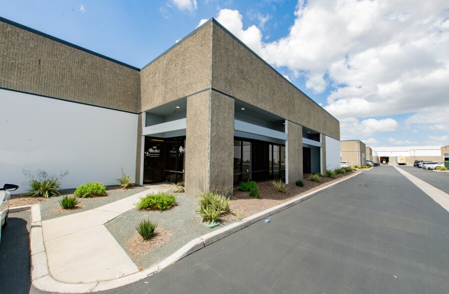 367-377 S Acacia Ave, Fullerton, CA à louer - Photo de l’immeuble – Image 3 sur 4