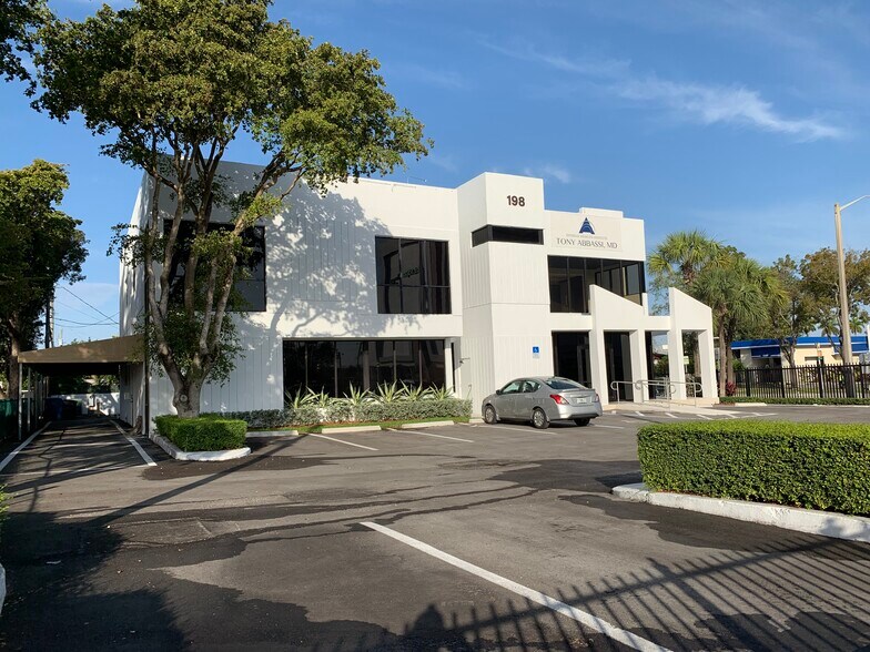 198 NW 37th Ave, Miami, FL à louer - Photo de l’immeuble – Image 1 sur 30