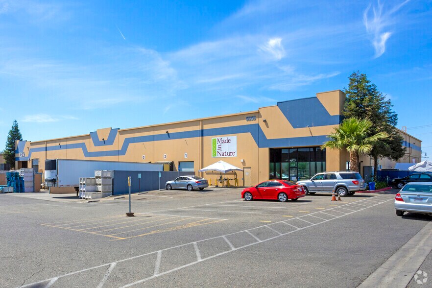 5555 E Lamona Ave, Fresno, CA à louer - Photo principale – Image 3 sur 6