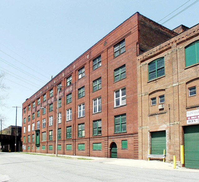 4701 Commerce Ave, Cleveland, OH à vendre - Photo de l’immeuble – Image 2 sur 3