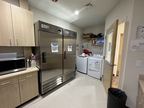 711 NE Halsey St, Portland, OR à louer Photo de l’immeuble– Image 2 sur 4