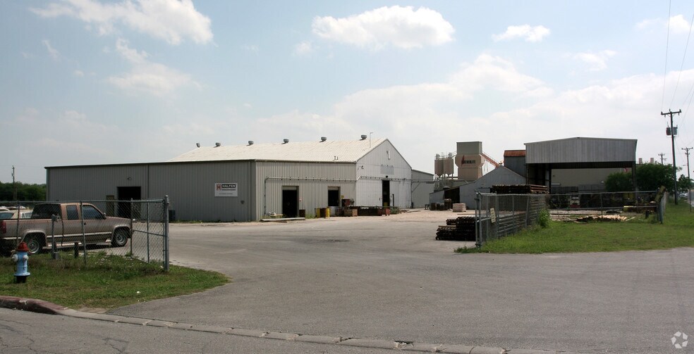 402 Gibbs Sprawl Rd, Converse, TX à louer - Photo de l’immeuble – Image 2 sur 4