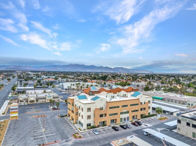 5440 W Sahara Ave, Las Vegas, NV à louer - Photo de l’immeuble – Image 2 sur 21