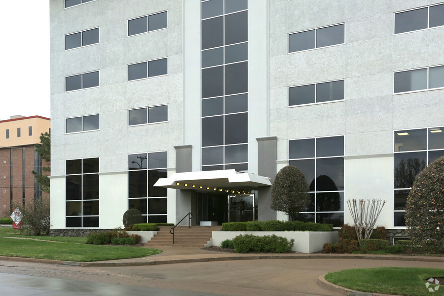 2121 S Columbia Ave, Tulsa, OK à louer - Photo de l’immeuble – Image 3 sur 6