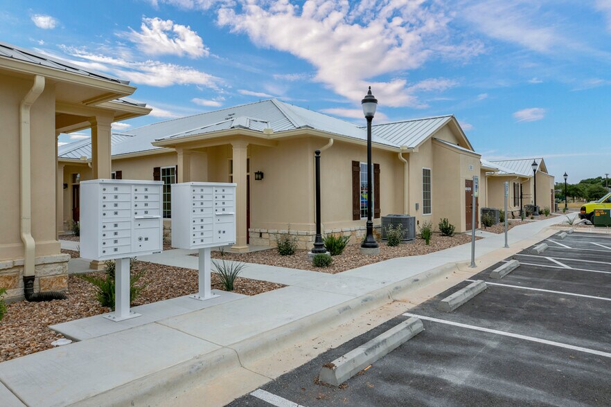 1067 FM 306, New Braunfels, TX à louer - Photo de l’immeuble – Image 1 sur 25