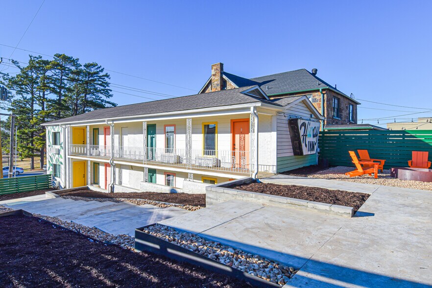 1150 N College Ave portefeuille de 2 biens à vendre sur LoopNet.fr - Photo de l’immeuble – Image 1 sur 14