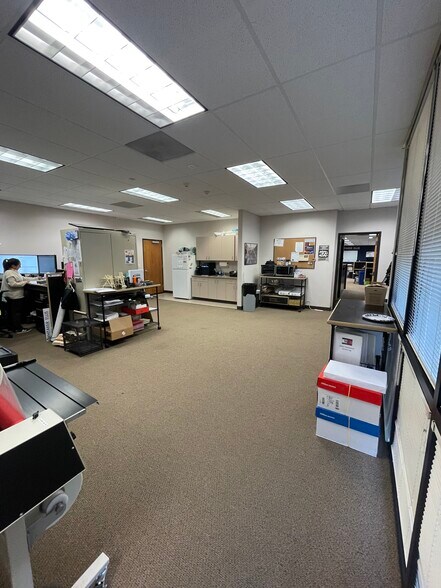 7180 SW Sandburg St, Tigard, OR à louer - Photo de l’immeuble – Image 3 sur 5