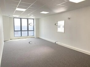 22 Avenue Du 24 Août 1944, Corbas à louer Photo intérieure– Image 2 sur 9