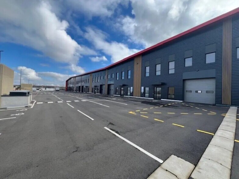 Local d’activités dans Élancourt à louer - Photo de l’immeuble – Image 1 sur 13