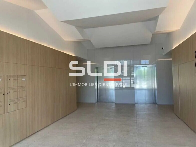 Bureau dans Vénissieux à louer - Hall d’entrée – Image 2 sur 10