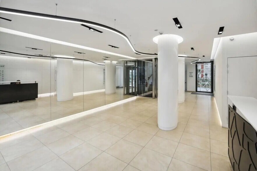 28 Rue Bayard, Paris à louer - Photo de l’immeuble – Image 3 sur 18