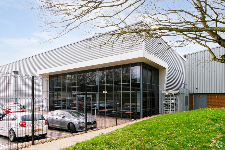 Spitfire Way, Hounslow à louer - Photo de l’immeuble – Image 3 sur 5