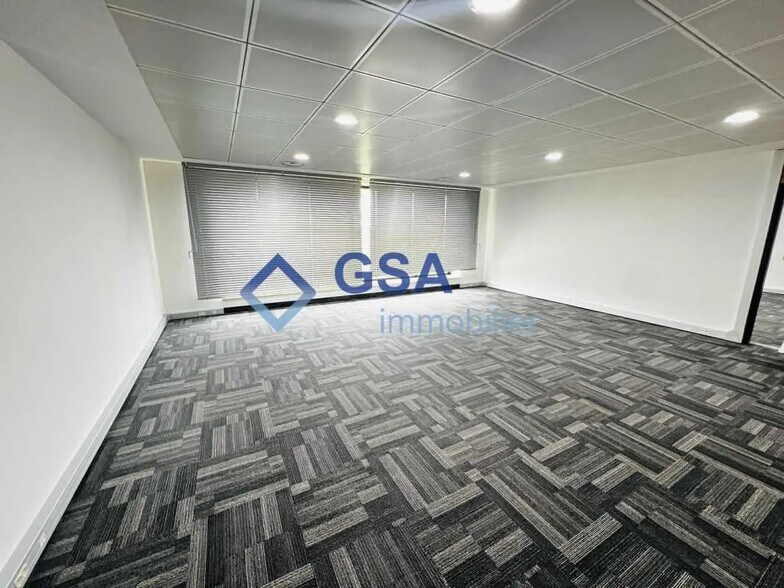 Bureau dans Évry-Courcouronnes à vendre - Photo de l’immeuble – Image 2 sur 9
