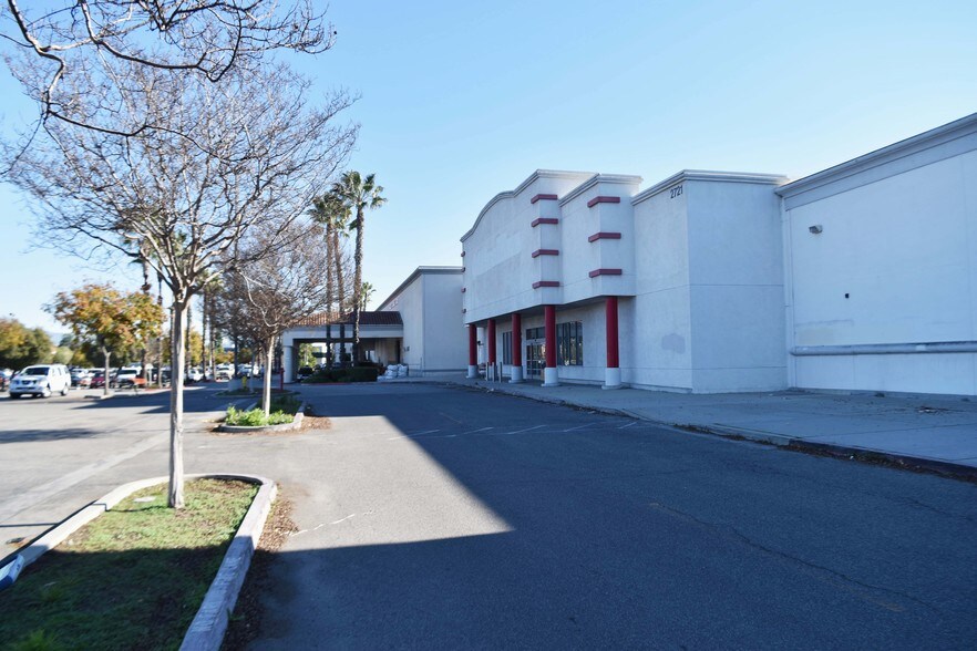 2707-2735 S Towne Ave, Pomona, CA à louer - Photo de l’immeuble – Image 3 sur 10