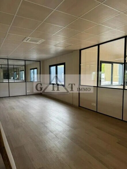 Bureau dans Neuilly-sur-Marne à louer - Photo de l’immeuble – Image 3 sur 3