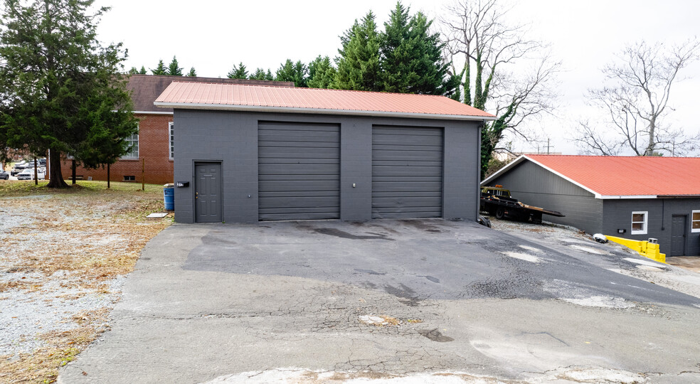 223 N Lamar St, Roxboro, NC à louer - Photo de l’immeuble – Image 1 sur 7