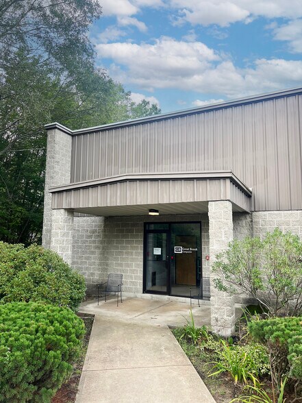 340 Commerce Way, Pembroke, NH à louer - Photo de l’immeuble – Image 2 sur 8