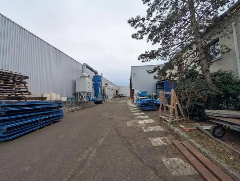 Local d’activités dans Buchelay à louer - Photo de l’immeuble – Image 3 sur 15