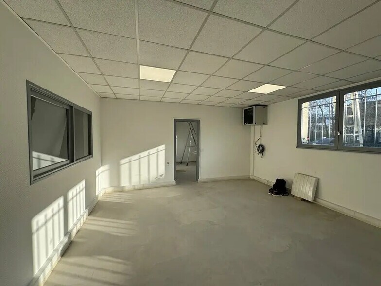 Local d’activités dans Émerainville à louer - Photo intérieure – Image 3 sur 11