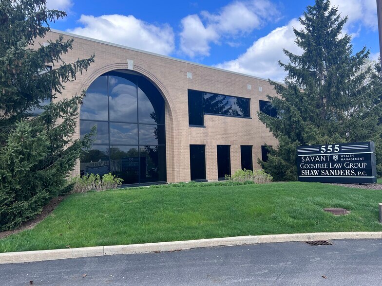 555 S Randall Rd, St Charles, IL à vendre - Photo de l’immeuble – Image 2 sur 18