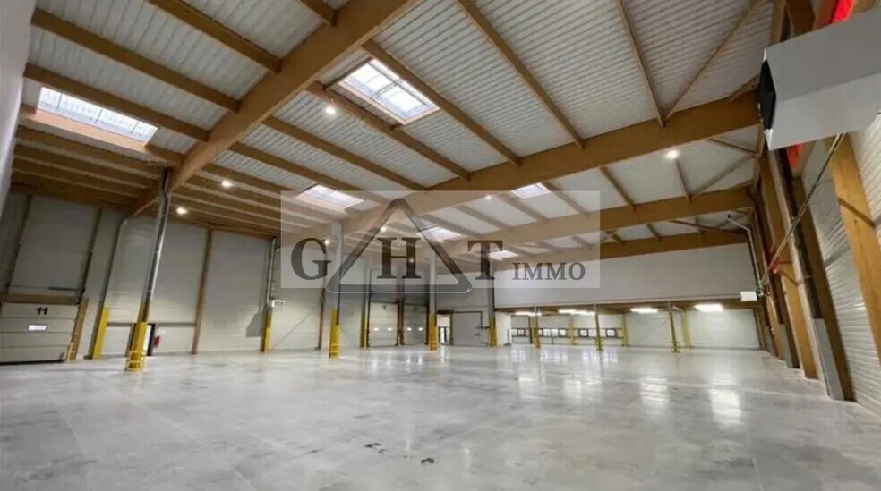 Industriel/Logistique dans Brie-Comte-Robert à louer - Photo de l’immeuble – Image 2 sur 8