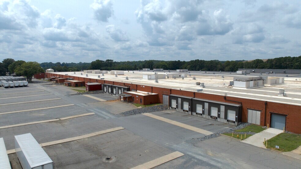 401 W Hanes Mill Rd, Winston-Salem, NC à louer - Photo de l’immeuble – Image 2 sur 13