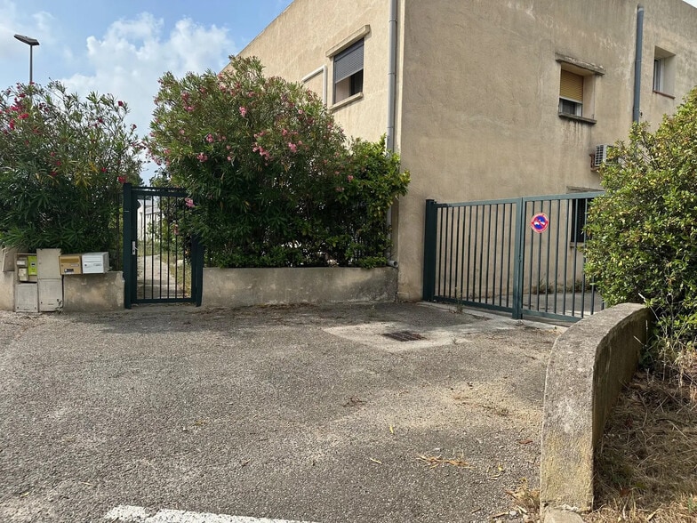 Local d’activités dans Velaux à louer - Photo de l’immeuble – Image 1 sur 10
