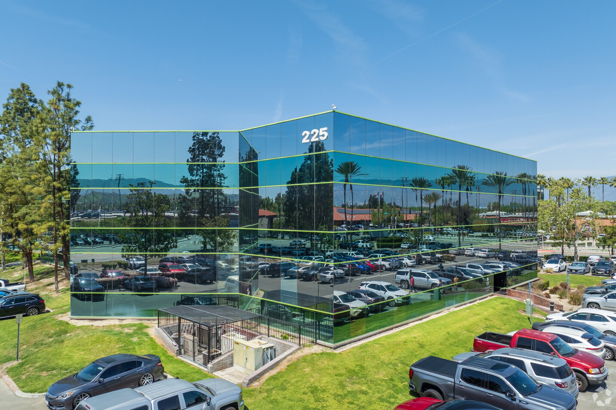 225 W Hospitality Ln, San Bernardino, CA à louer Photo principale– Image 1 sur 8