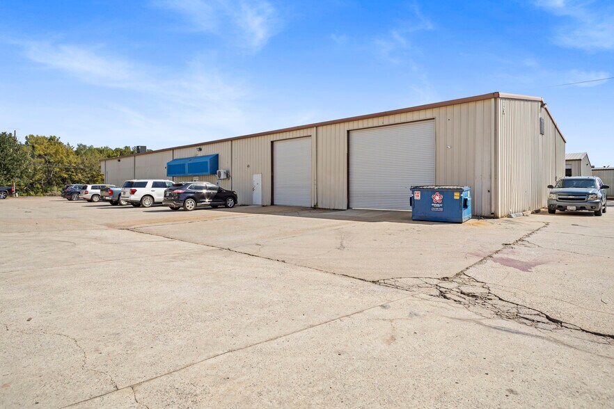 1504 S Frazier St, Conroe, TX à louer - Photo de l’immeuble – Image 3 sur 17