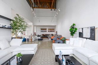 8250-8256 Melrose Ave, Los Angeles, CA à louer Photo de l’immeuble– Image 1 sur 8