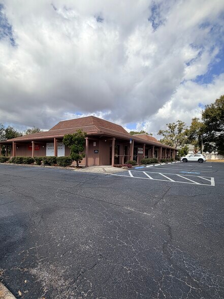 6725 Cedarridge Dr, Zephyrhills, FL à louer - Photo de l’immeuble – Image 3 sur 11