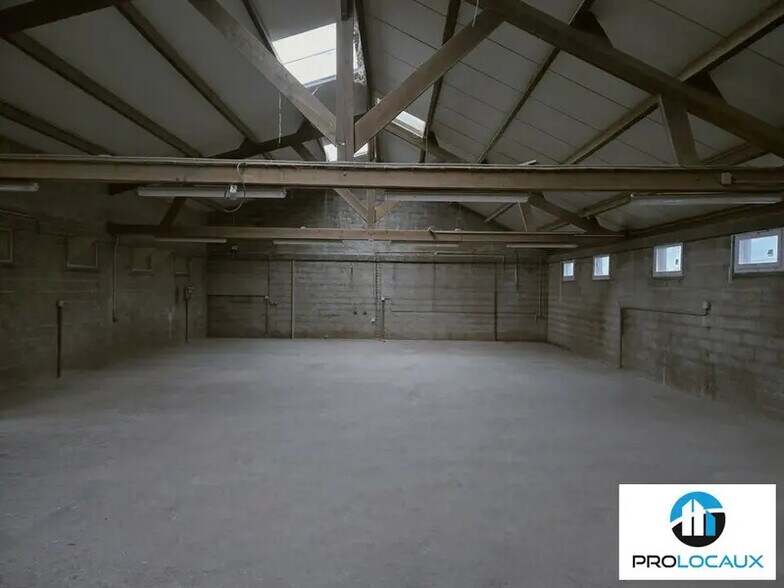 Local d’activités dans Camon à louer - Photo de l’immeuble – Image 3 sur 6