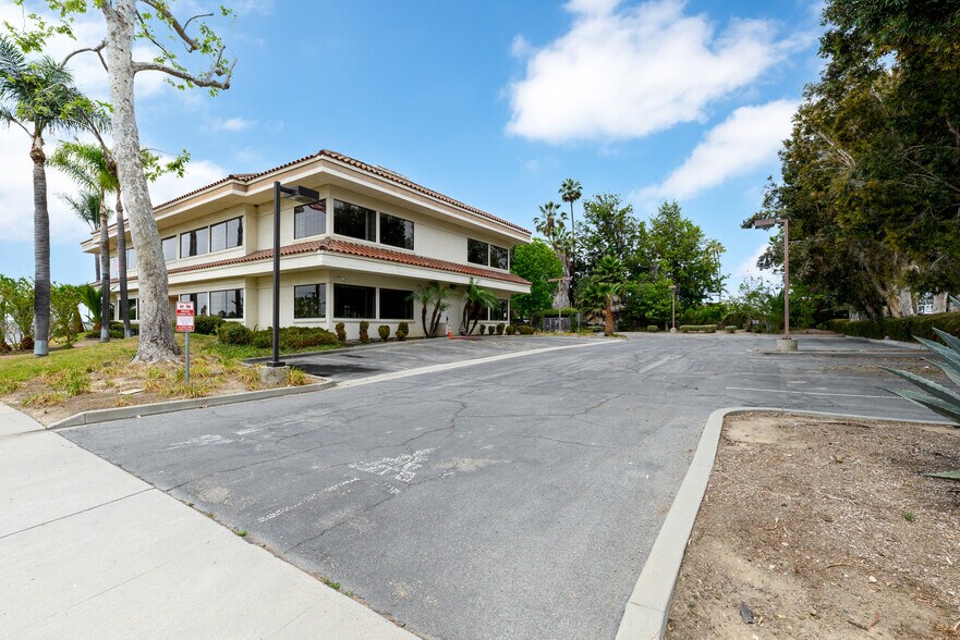 1327 Del Norte Rd, Camarillo, CA à vendre - Photo de l’immeuble – Image 2 sur 12