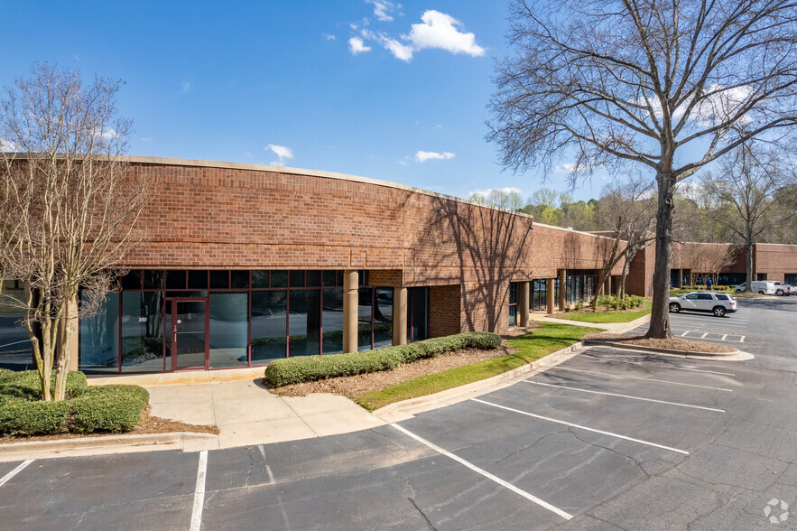 1670 Oakbrook Dr, Norcross, GA à louer - Photo principale – Image 1 sur 6