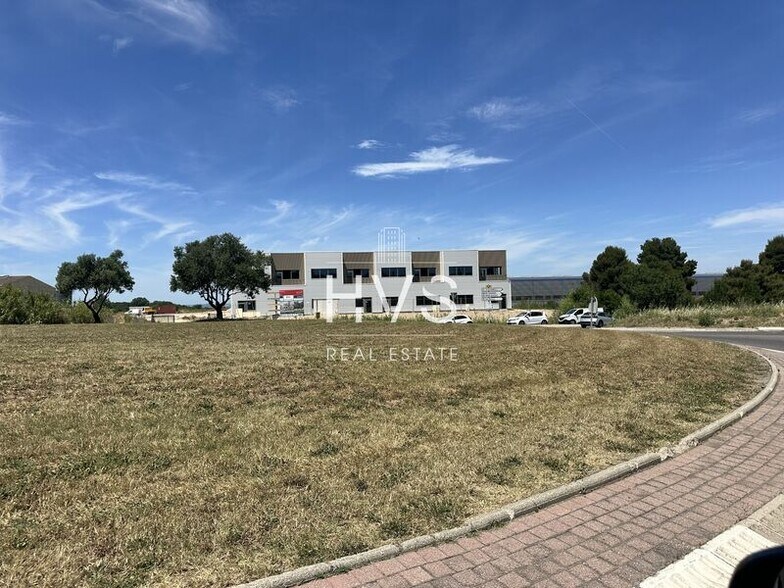 Local d'activités dans Marignane à vendre - Photo de l’immeuble – Image 3 sur 11