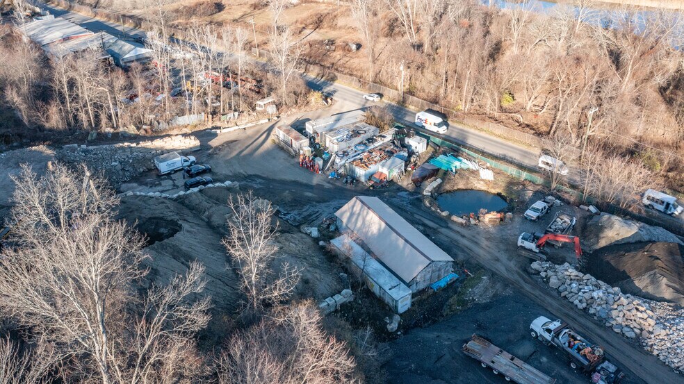 18 Plumtrees Rd, Danbury, CT à vendre - Photo de l’immeuble – Image 2 sur 15