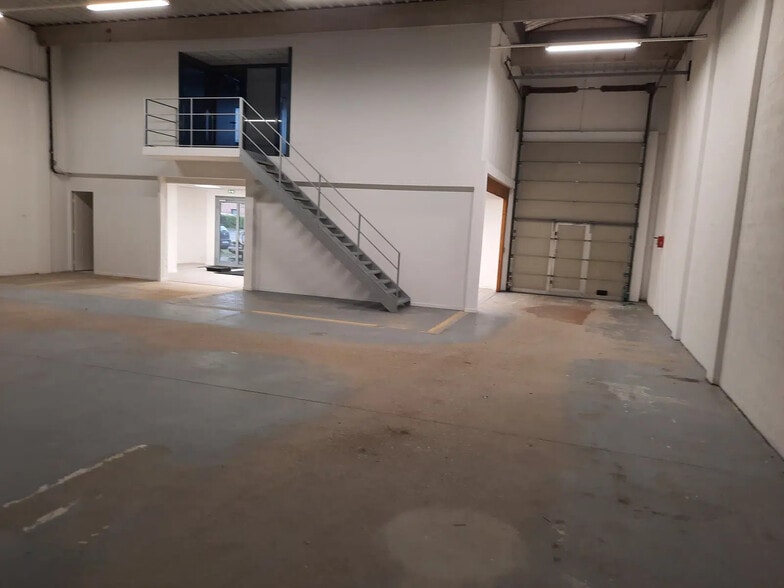Local d'activités dans Moissy-Cramayel à vendre - Photo de l’immeuble – Image 2 sur 5