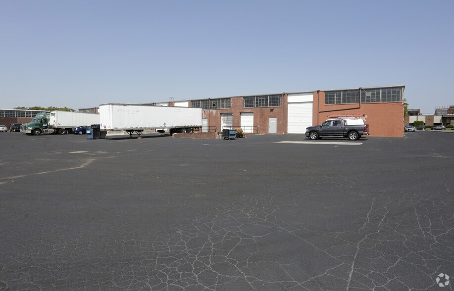 220-224 Sherwood Ave, Farmingdale, NY à louer - Photo de l’immeuble – Image 3 sur 4