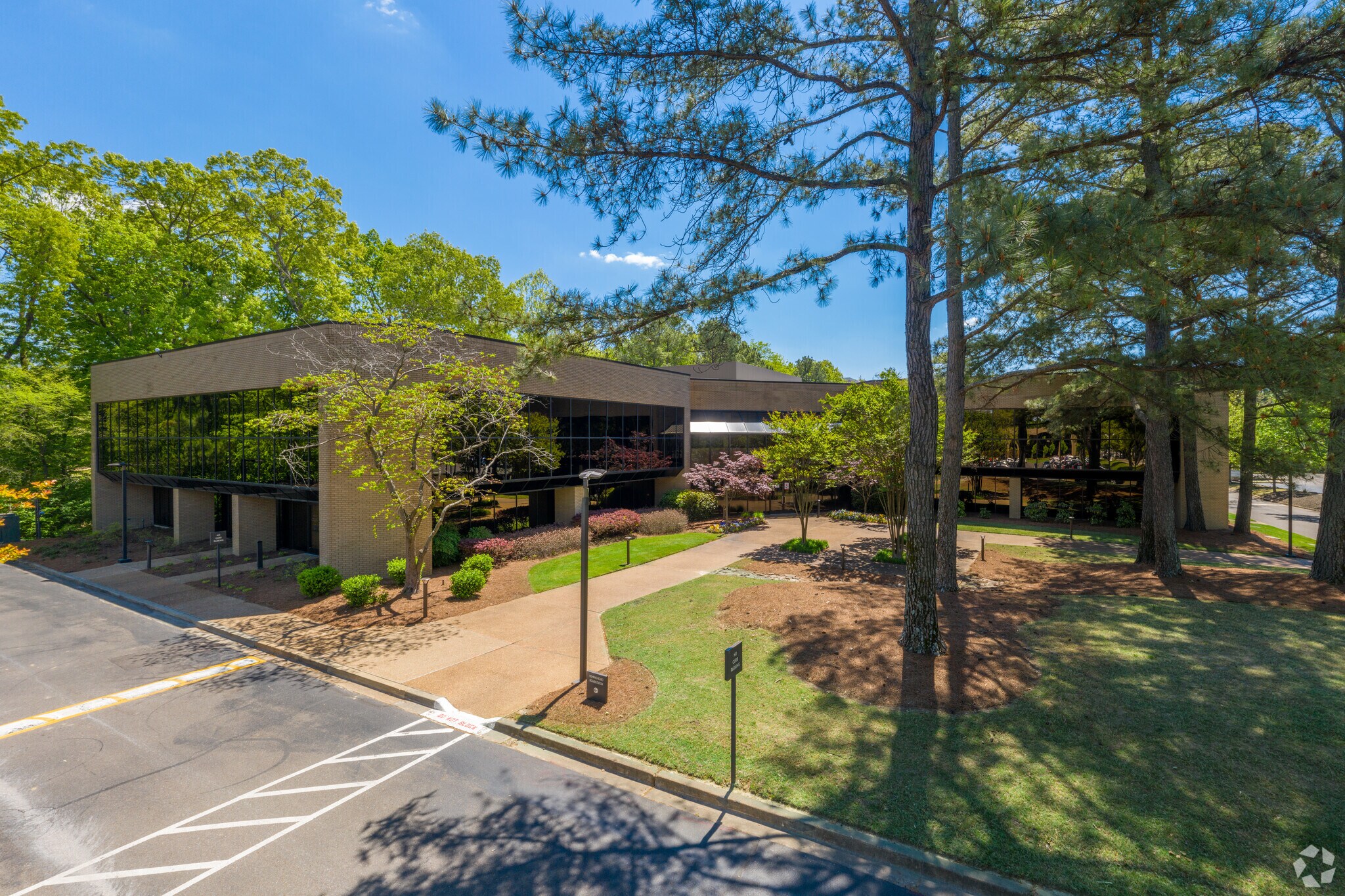 6800 Poplar Ave, Memphis, TN à louer Photo principale– Image 1 sur 17