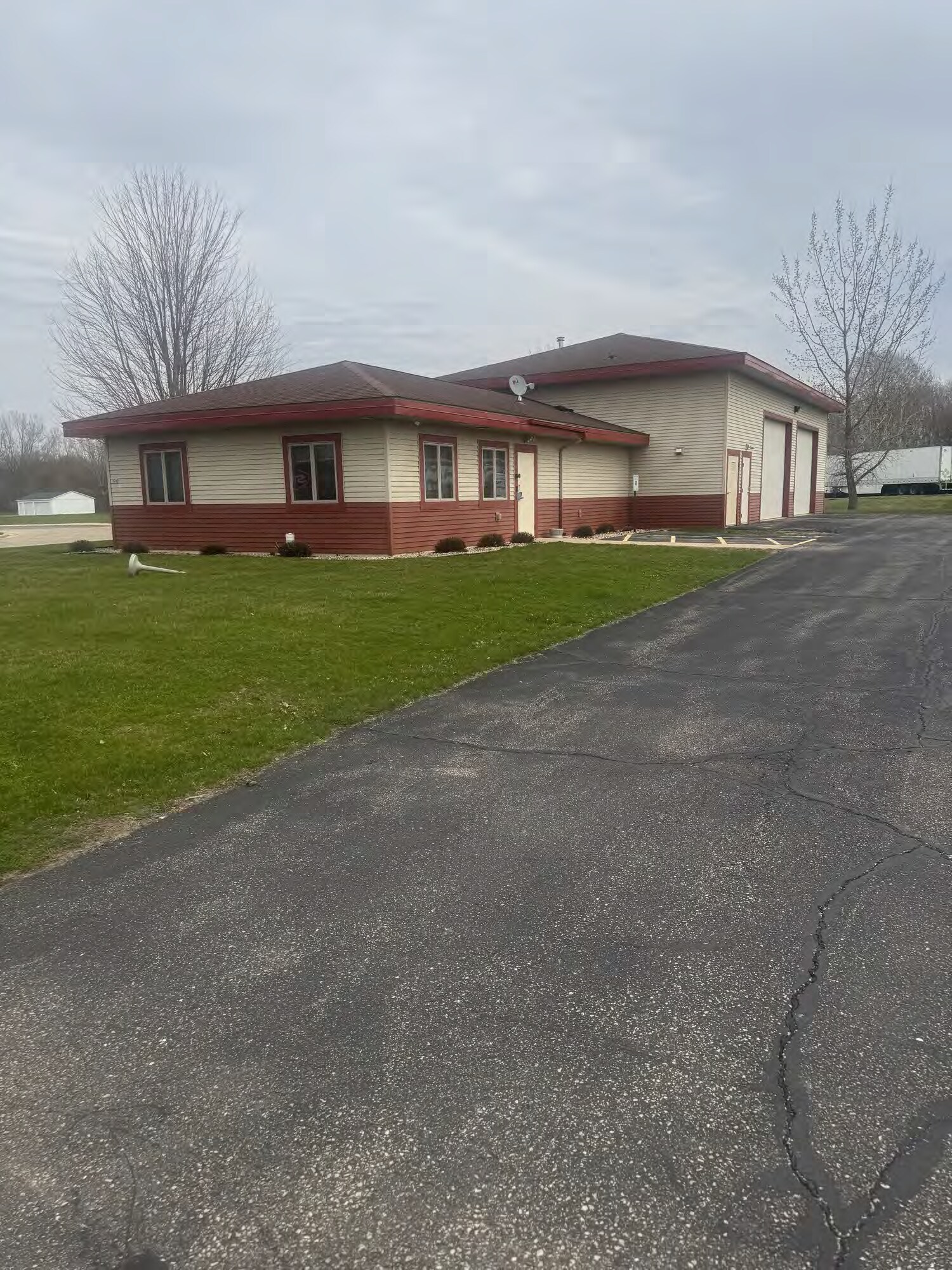 220 Riverbirch Ct, Deerfield, WI à vendre Photo de l’immeuble– Image 1 sur 15