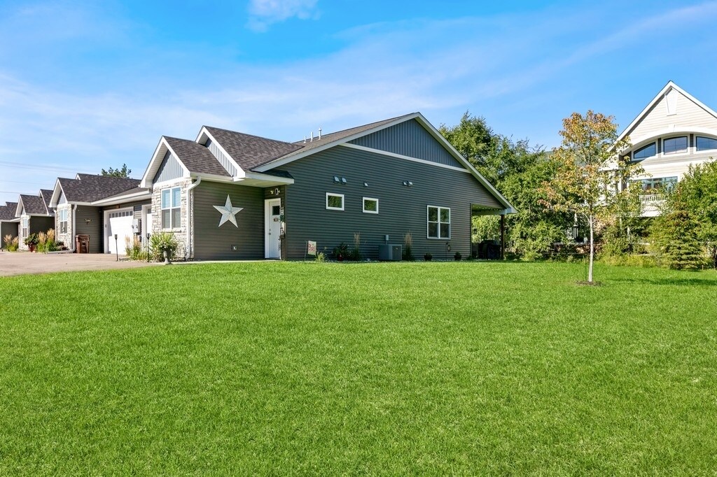 11038 183rd Cir NW, Elk River, MN à vendre Photo principale– Image 1 sur 23