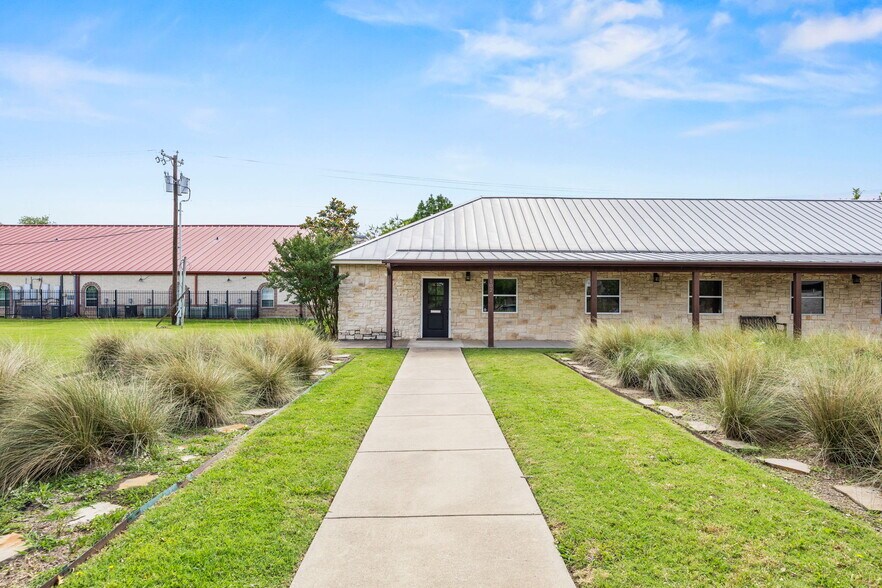 610 N Town East Blvd, Mesquite, TX à vendre - Photo de l’immeuble – Image 3 sur 18