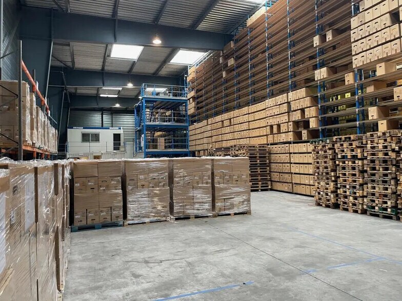 Industriel/Logistique dans Heudebouville à louer - Photo de l’immeuble – Image 2 sur 3