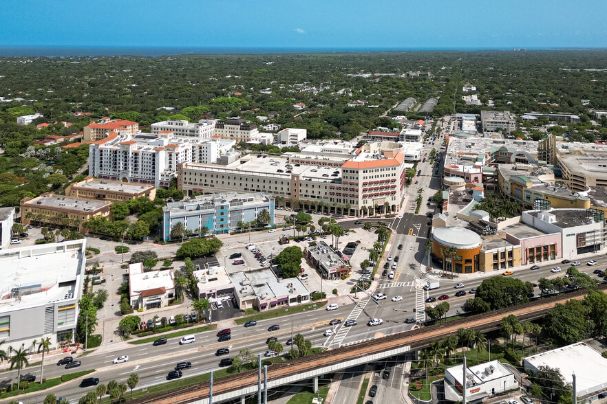 6705 SW 57th Ave, Coral Gables, FL à vendre - Photo de l’immeuble – Image 2 sur 43