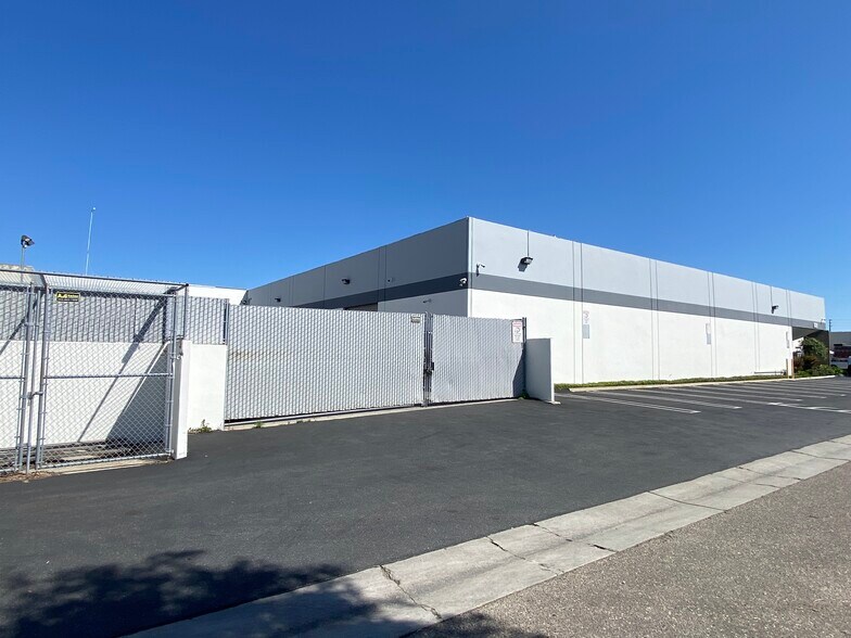 5331 Production Dr, Huntington Beach, CA à louer - Photo de l’immeuble – Image 3 sur 16